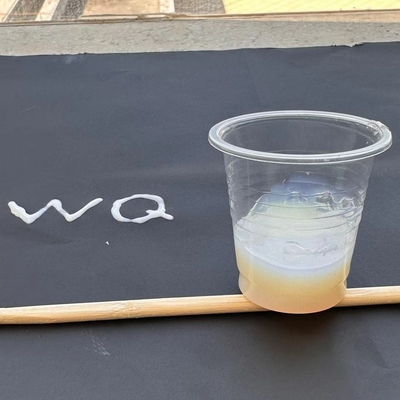 Un buon prezzo. Emulsione acrilica a base d'acqua per scatole di cartone e carta kraft in linea